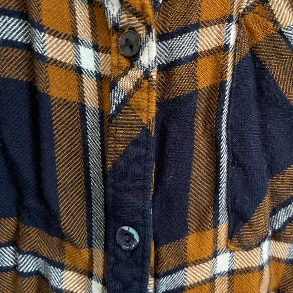 Size small flannel - Picture 3 of 4